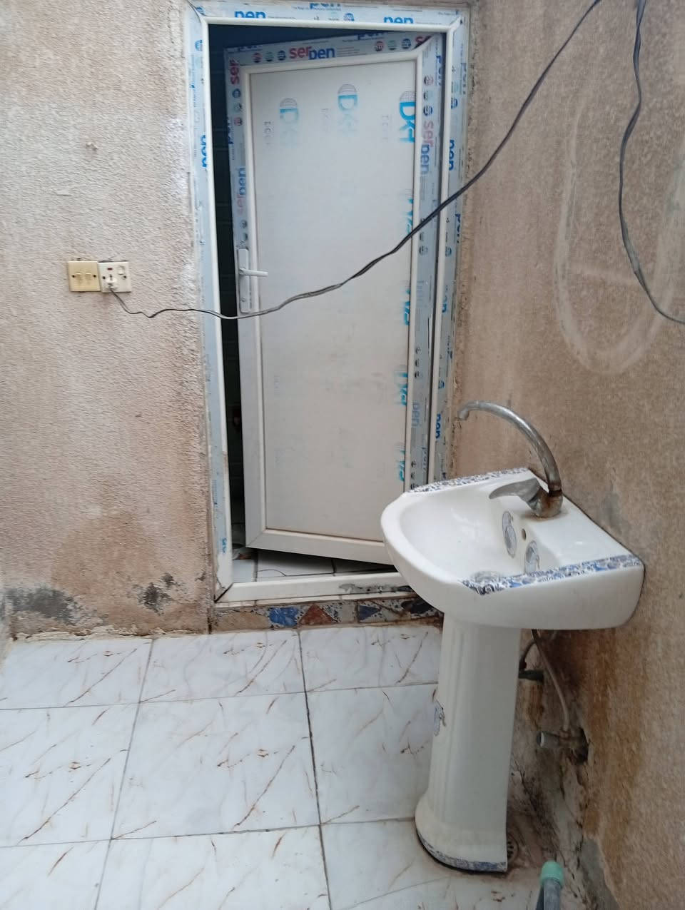 بيت للايجار مساحه 60 متر طابق واحد العنوان كربلاء قرب مستشفى ابو مهدي المهندس يحتوي  على غرفه ومطبخ وصاله وصحيات الاتصال على الرقم ***********
