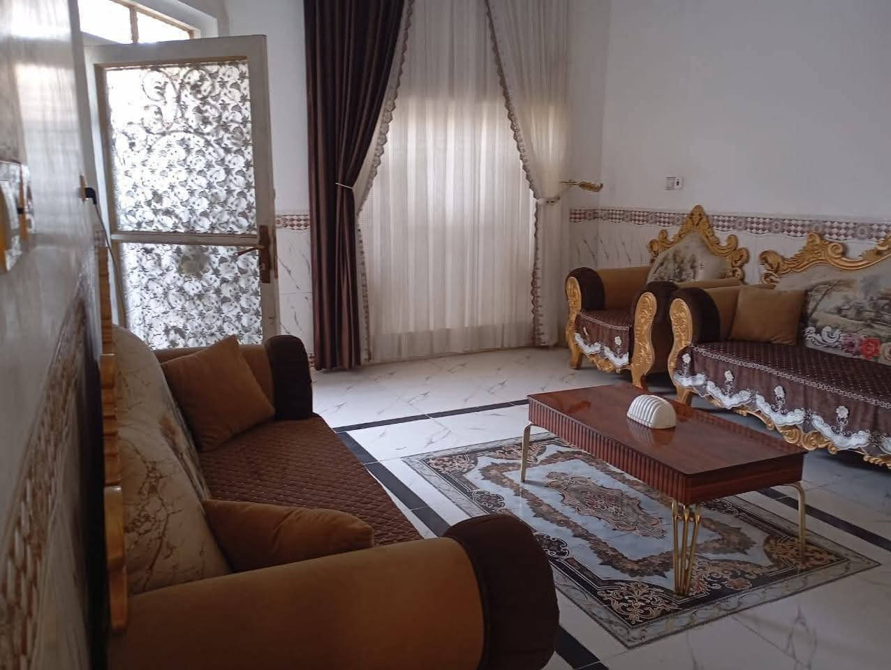 سلام عليكم بيت زراعي مساحه 150بناء جديد صب متكون استقبال وصاله ومطبخ وحمام داخلي وغرفه طابق الاول وغرفه طابق الثاني وحمام طابق الثاني وثنين ممرات وصحيات خارجيات العنوان حي الجميعيه شارع الحولي قرب بيت ابو طرطش ***********

