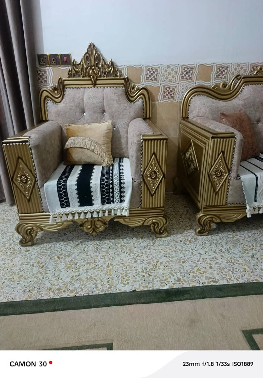 السلام عليكم عندي تخم ملكي التخم كامل من كل الموصفات الاسفنج مميز اول طبي و التاج مالته ول خشب كله زان اصلي و الاقماش مشجر قماش مرتب و حلو 

ملاحضه التخم يحتوي علا عشره مقعد كراسي ثنين و قنفات ثنين ثلاثيه و قنفه وحده ثنائيه 

للاستفسار ومعرفه السعر خاص او الاتصال بل رقم التالي 
***********
ومتوفر توصيل يوصلك الباب البيت و سعره كلش يعجبك و بسيط مقابل السعره زين لان شغل مرتب ♥️
