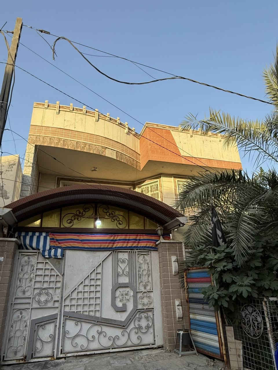 منزل للبيع في الدوره حي الحسن مساحه ٢٠٠ واجهه ١٠ نزال٢٠ الطابق الاول غرفه مطبخ استفبال حولي مناور ٢صحيات كراج وحديقه الثاني ثلاثه غرف حولي صحيات للاستفسار***********
