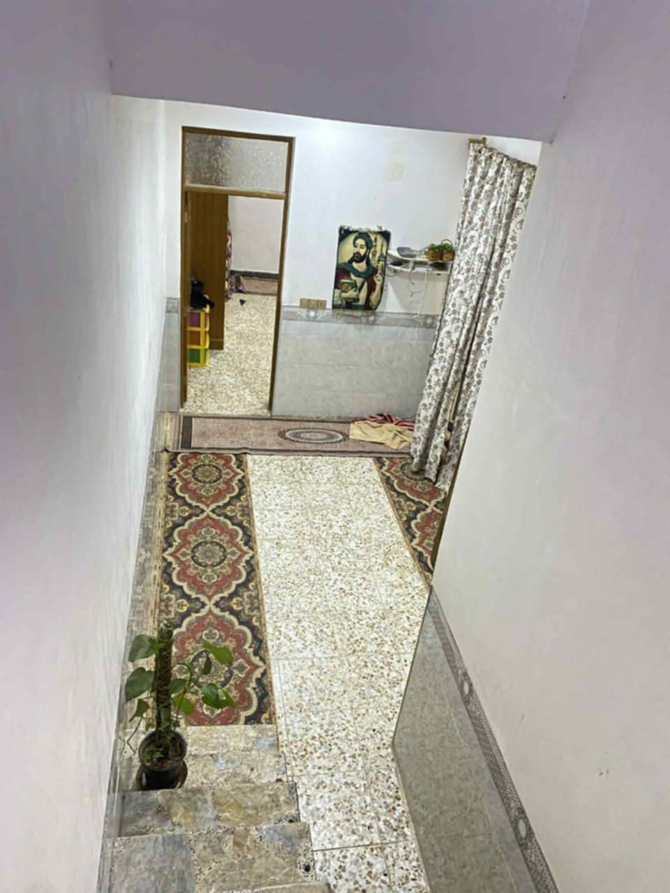 السلام عليكم ورحمه الله وبركاته بيت للبيع ١٠٠م شارع المعمل قرب جامع الخزاعل فرع أسواق حسين الرماحي يبعد عن الشارع الرئيسي ١٠٠م  صب كونكريت اساس وسكف طابوك جمهوري غرفه ٥*٥ استقبال ٥*٤ صاله ٥*٣ونص مطبخ ٤*٤ بناء حديث قرار ٢٥مشمول بالتطويب يكف مطلك تشارف اشتايكر بيت كامل من جميع النواحي رابع بيت عن الشارع الرئيس تبليط من الشارع الرئيسي لباب البيت عرض الشارع ١٠م جيران ذهب صافي الاستفسار خاص او الاتصال واتساب 
او الاتصال ***********
