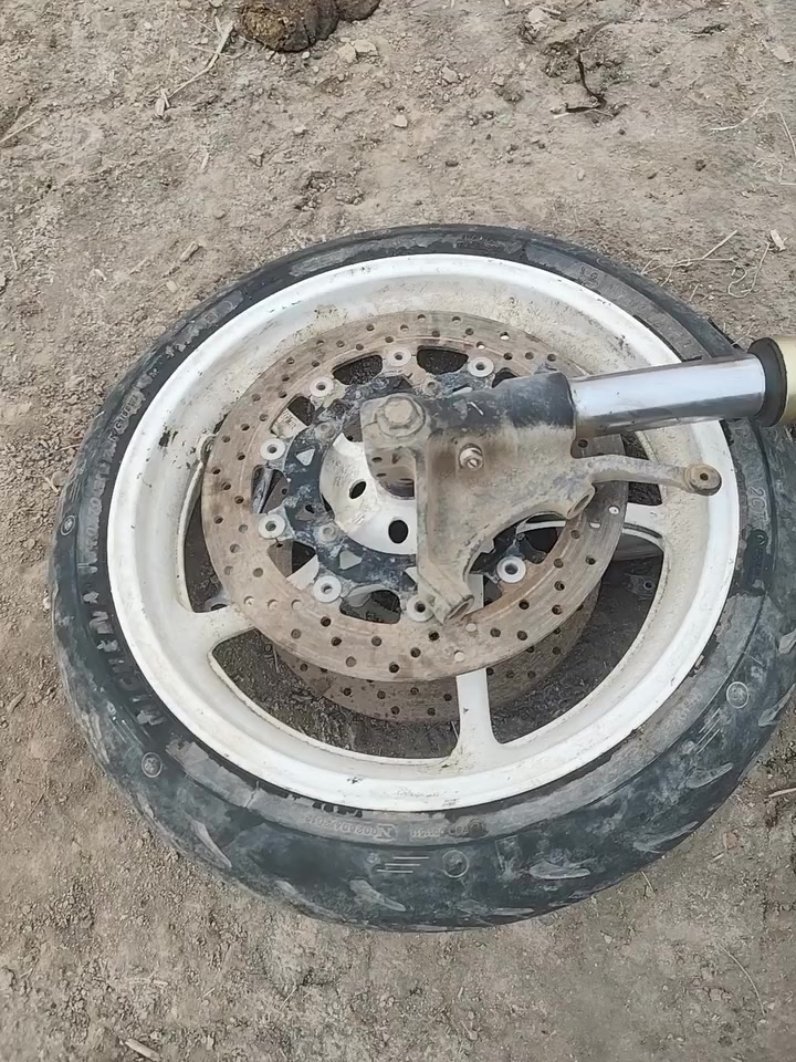 ياماها آر 6 صدر كامل 
السعر 100الف 
يوجد توصيل 
واتس *********** خاص موجود
