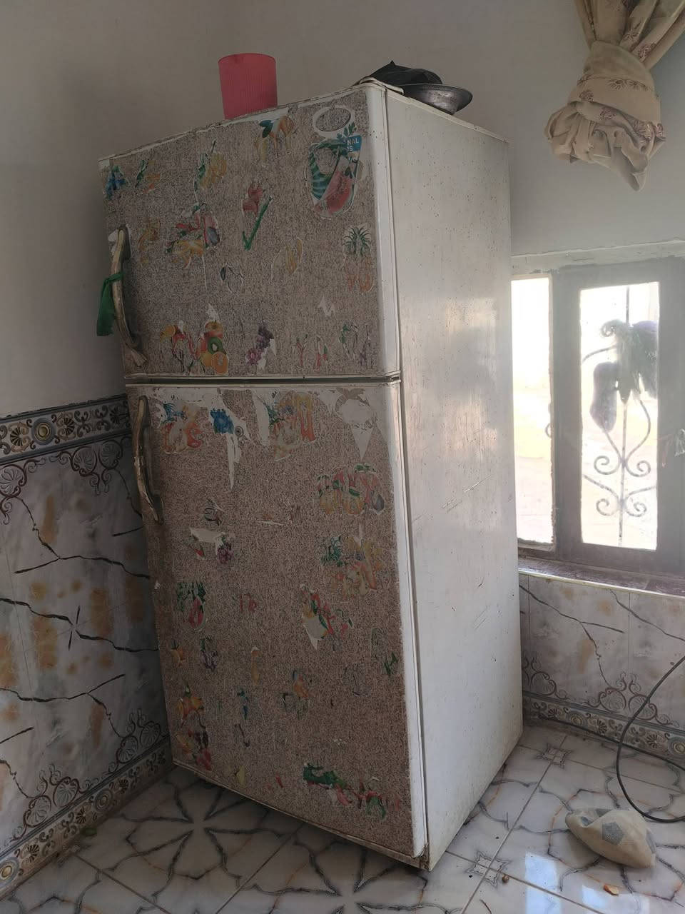 سلام عليكم ثلاجه حجم كبير شرط مامصلحه من شركه شغاله مابيه شي/سبب بيع ضعف كهرباء سعر 
300ستفسار***********
