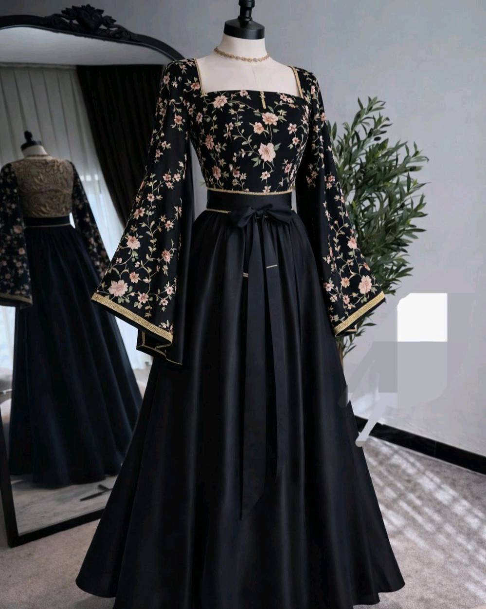 فستان نسائي أنيق وفخم بلونين مختلفين، الأزرق والأسود، مع تطريزات جميلة تغطي القصة العلوية والأكمام الواسعة. يناسب المناسبات الخاصة مثل الأعراس والحفلات. مصنوع من أقمشة عالية الجودة لتوفير الراحة والجمال.