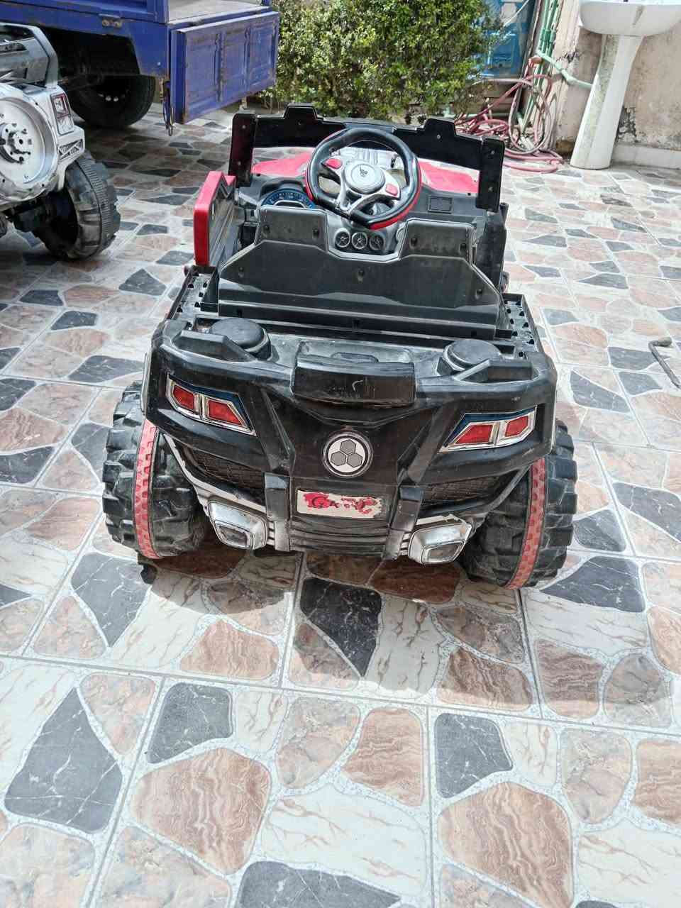 سلام عليكم سيارت لبيع مابيع وحده ثنينهن الحمره عوزها باتري والثانيه مادري شنوو بيها المكان كربلاء السعر 40وبيهن مجال ‏‪***********‬‏
