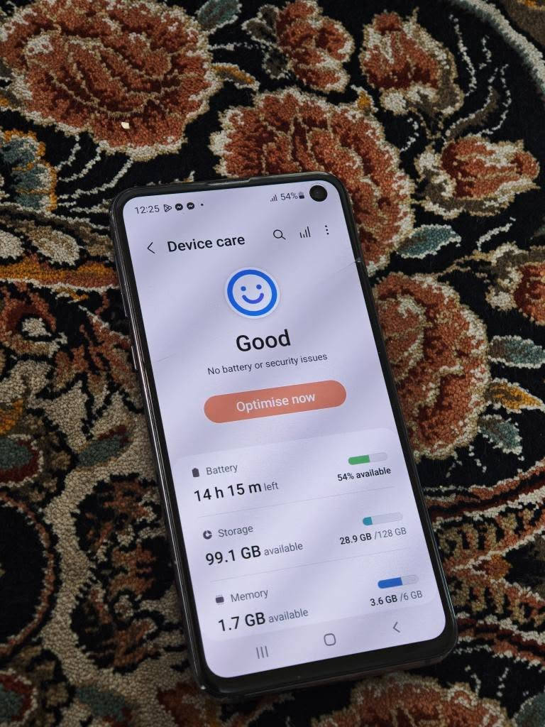 galaxy s10e
نرخی ٥٠ دۆلار
عەیبەکانی
پشتی شکاوە 
جامەکەشی یەک درزی زۆر باریکی هەیە 
سیم کارتی جۆکەر نەکراوە
خۆی دو سیمە گەر جۆکەر کرێ
بۆ پۆبجی و منال و ئیشی رۆژانە بە وایفای زۆر بەقوەتە
پۆبجی 60 fps 
camera 4k 60
زەمانی بێ عەیبی بۆ ئیش 
شەحنیشی زۆر باشە 
ناونیشان هەولێر 
گەیاندن هەیە 
*********** أربيل, العراق

