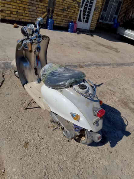 السلام عليكم دراجه عبد الحليم للبيع شغاله بس ينرادلها تجفيت وكمها مو قوي وكيرها بي صوت بس شغاله وتمشي طبيعي
السعر 200 وبيها مجال 
للاستفسار *********** 
المكان بابل محاويل ناحية الامام
