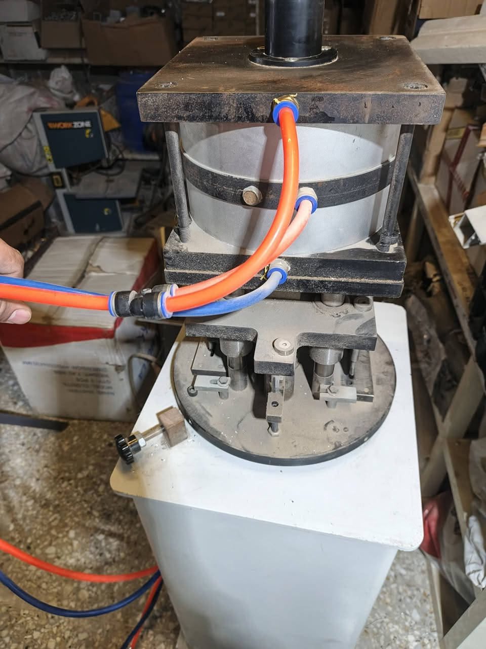 السلام عليكم
ثاقبة تفريز للبيع
٥ حركات جديدة استخدام كلش قليل 
السعر : 600 دولار وبيها مجال للشراي
للاستفسار:***********
