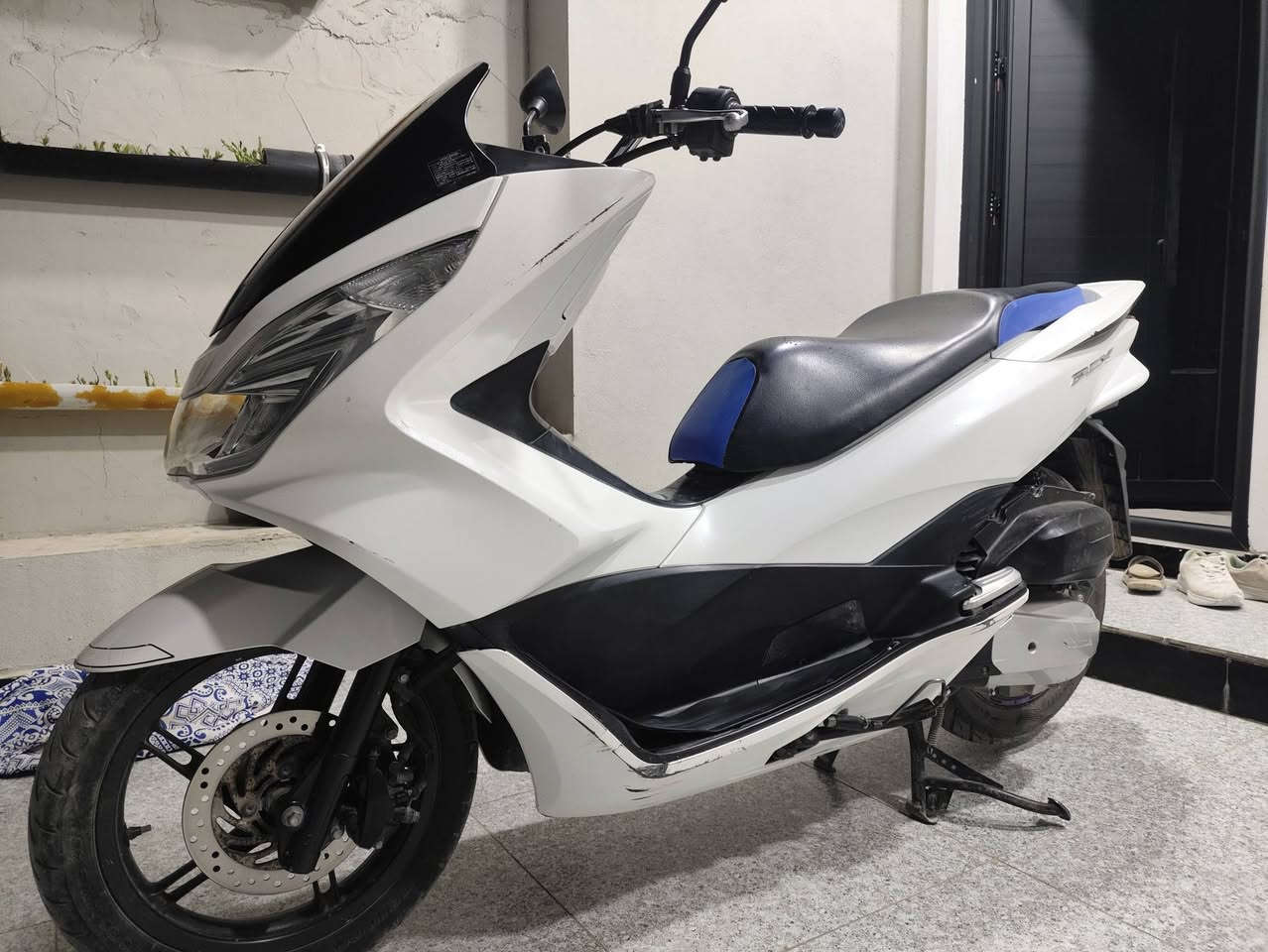 Pcx جيل ثاني للبيع نظافتها كدامك
برغي مامبدل بيها بيها فقط ملاحظات بالاطراف و مصورها عن قريب شوف دراجة ياباني 
***********
