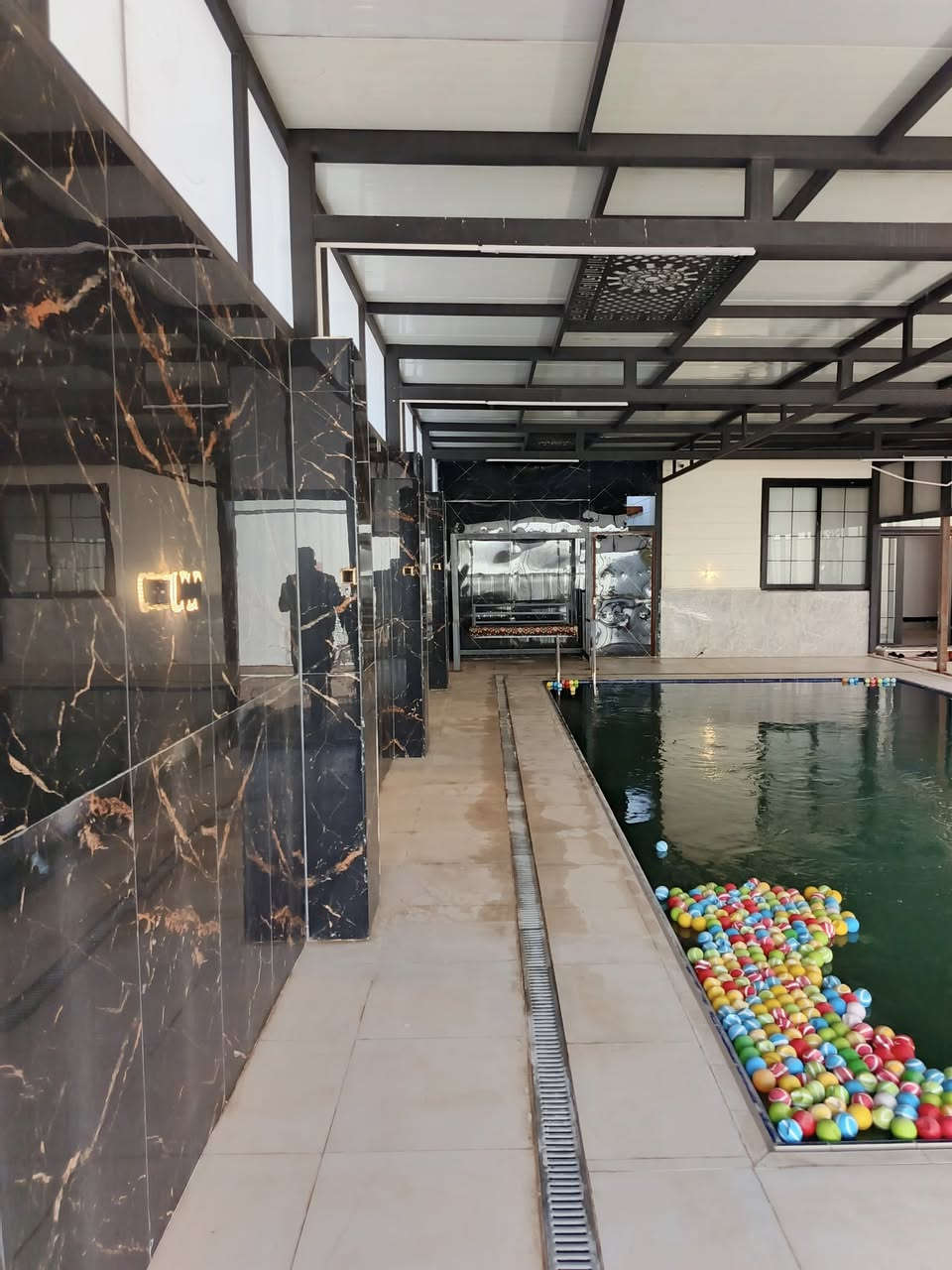 بية للبيع المساحه 500متر خدمات كامله تبليط ماء مجاري نوع السند 117عنوانه كربلاء قرب نهر الهنيديه قريب على حولي ابو مهدي المهندس البناء حديث كراج مسبح حديقه صاله صحيات داخليه مطبخ استقبال الطابق الثاني صحيات وصاله وغرفة نوم ينباع مع الاثاث للتواصل ومعرفة السعر الاتصال على الرقم ***********
