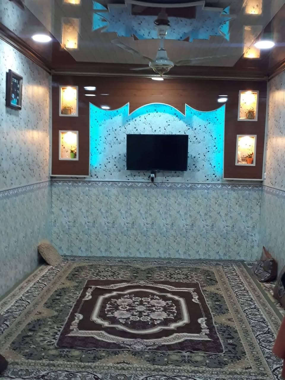 السلام عليكم
بيت 100 متر للبيع خاف حسينية 270 دار طابقين 3 غرف نوم وصالتين وصحيات ومطبخ للاستفسار  الاتصال على الرقم  ***********
