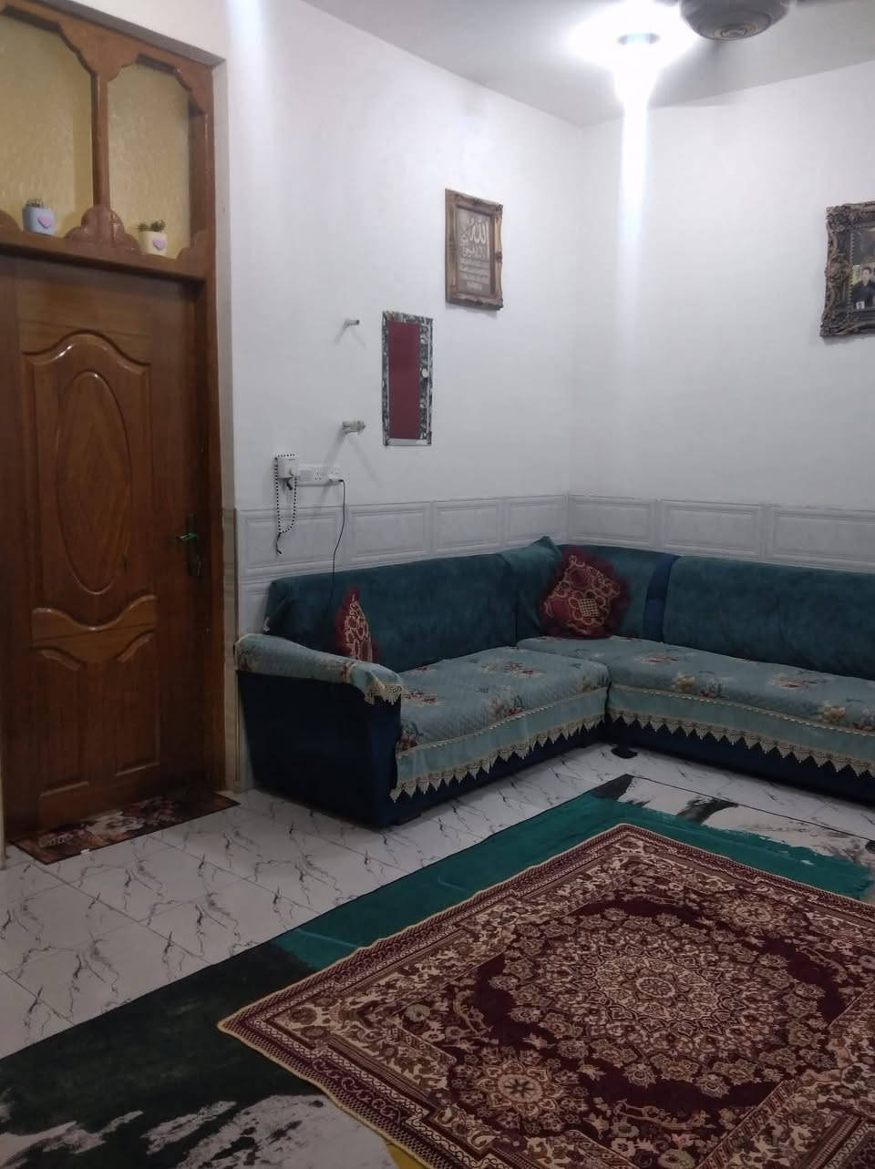 بيت بناء حديث للبيع السعر 70 مليون موقع ممتاز جدا بالبكرلي الثالثة قرب قاعة الحديد المساحه 115 متر الواجهه 6.5 يحتوي على غرفتين نوم وصاله ومطبخ وهول وصحيات فوك وصحيات جوه عالي عن الشارع البيت مربوط عالمجاري قريب على الشارع العام خط كيات البكرلي سند 25 طابو زراعي تحويل مباشر باسم المشتري للاستفسار ***********
