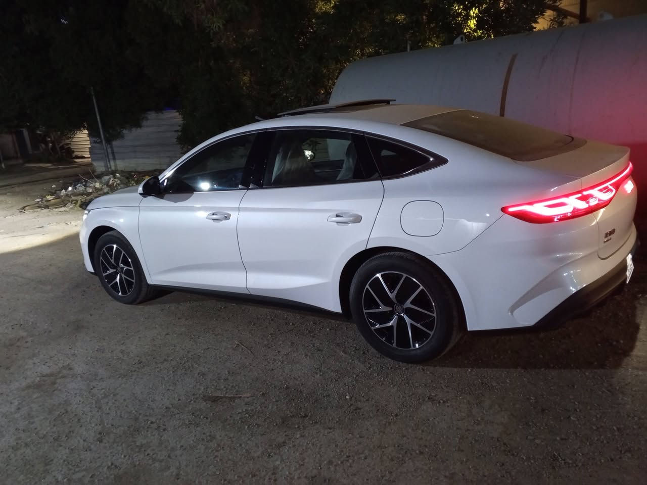 السلام عليكم بي واي دي جنيل زيرو السعر 160 و بيها مجال بسيط المواصفات فول بنيراما خمس كاميرات الشراي يتصل *********** السيارة باسمي تحويل ثاني يوم رقمها بغداد مكاني بغداد البياع
