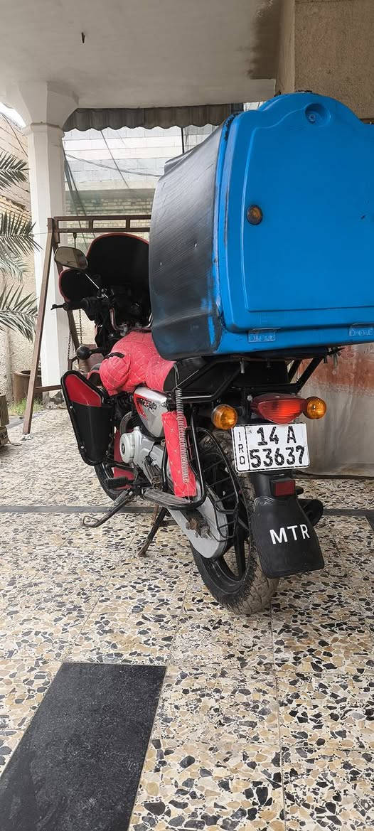 بوكسر موديل 22 مفتوحه  مره وحده يم امجد بلعشار بس مو عندي كفاله عامه كلشي شغال سلف هندر كهربائيات لايت زنون رقم وسنويه لوحات انكليزي لل28  مشتغله سبوعين ويه السيط بس مكان الدراجه بصره شط العرب الكباسي سعرهه مليونين وربع وبيهه
 مجال او مراوس بقفاز مرقم   والشراي يشلع عيوني رقمي *********** البصرة, العراق
