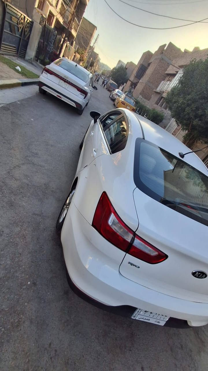كيا ريو موديل 2017  
السعر 98 وبي مجال 
 وارد امريكي ضررها جاملغ امامي الأيمن بدون دواخل مصلح نفسه. 
و بيها تعديل بارد بخشم جاملع الخلفي فقط مسافة شبر ومكحل . 
رقم بغداد الماني كير و محرك مكفول 
تبريد شغال والتدفئة شغالة
تحويل مباشر 
محرك ١٦٠٠ GDI
بانزينها محسن فقط 
وشرط الفحص وين ما تحب
مكانها بغداد حي الجهاد او الفرات
***********
