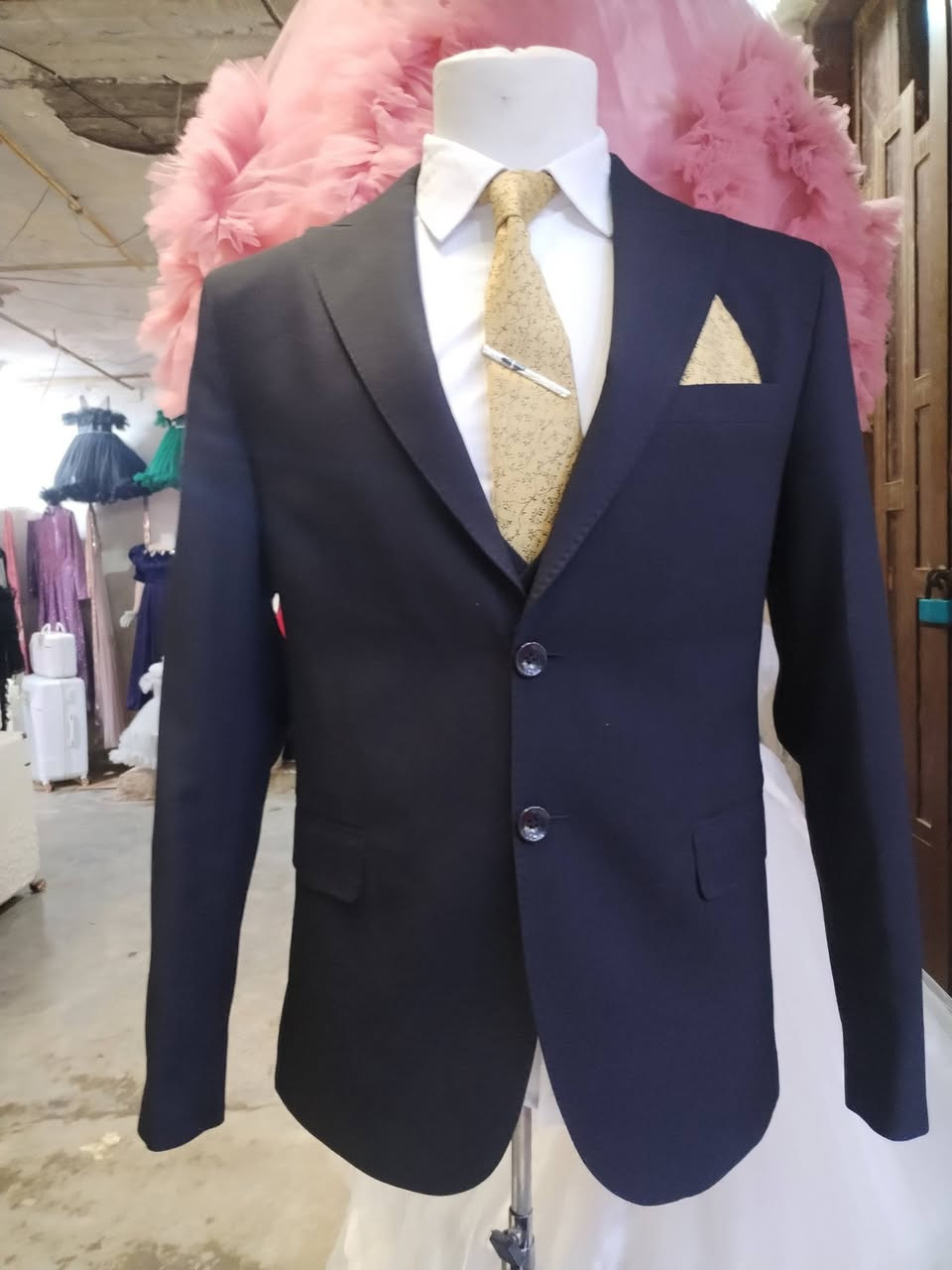 متوفر قوط العرسان ولطلاب التخرج جميع القياسات والاوان اليجار و للبيع كلو ما ملبوس يعني جديد العنوان القيصريه القديمه مجاور دكتوره وفاء (ازياء ماهر المرسومي) او هاذه رقمي الستفسار ***********
