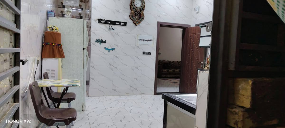 فرصة حلوة واستثمارية بيت للبيع 
بسعر جدا مناسب 
مساحة 200م مجمع توحيد السكني 
+ 
يحتوي على غرفتين 
+
صالة
+
مطبخ صحيات 
+
استقبال 
+
للاستفسار الاتصال على الرقم الموجود 
***********
