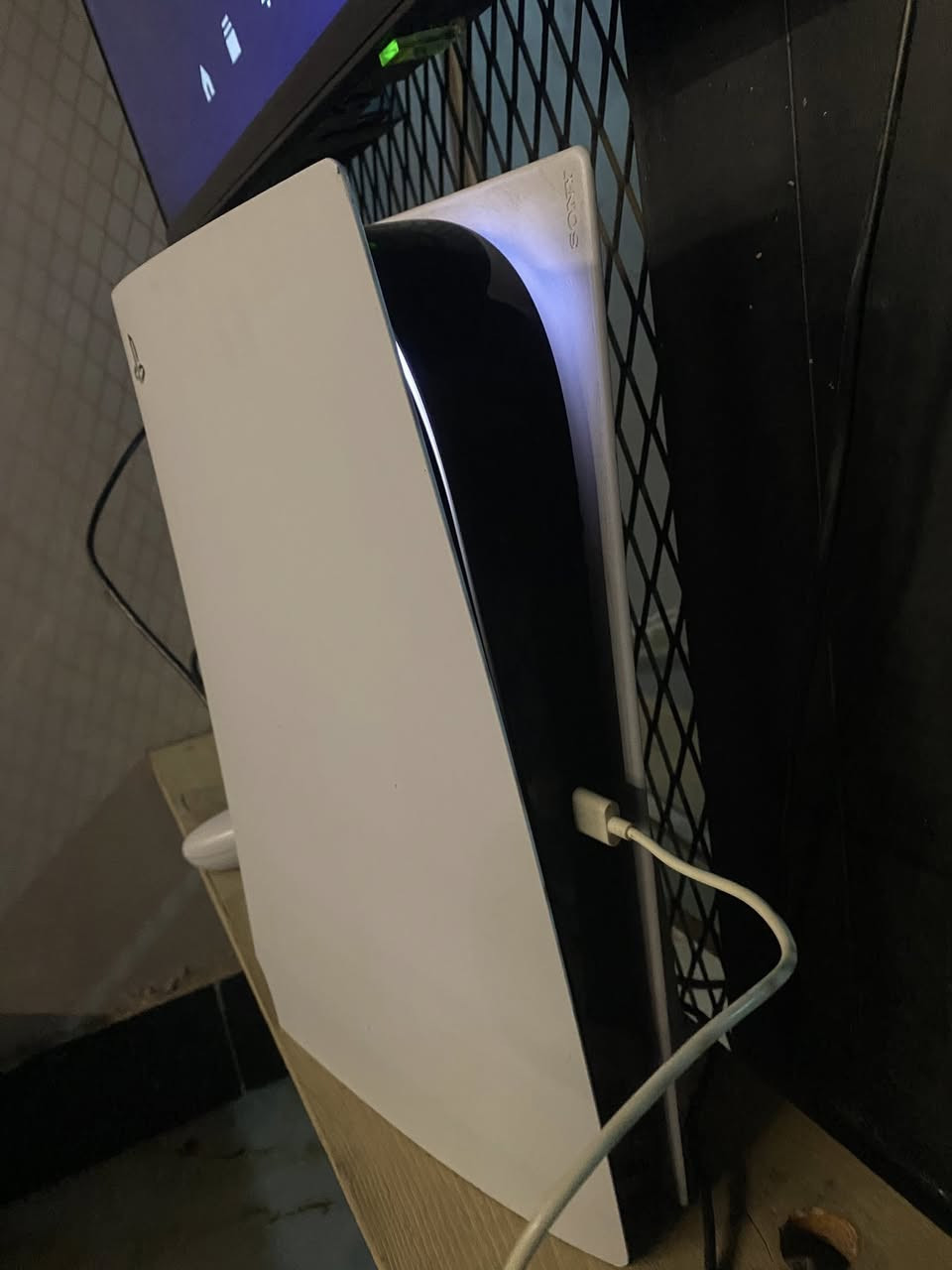 سلام عليكم 
بلي ستيشن فايف 5 فات للبيع مع جميع ملحقاته السعر670 وبي مجال 
للاتصال***********
مع جوستك عدد 2 اصلي 
مع قرص بيس 2019
