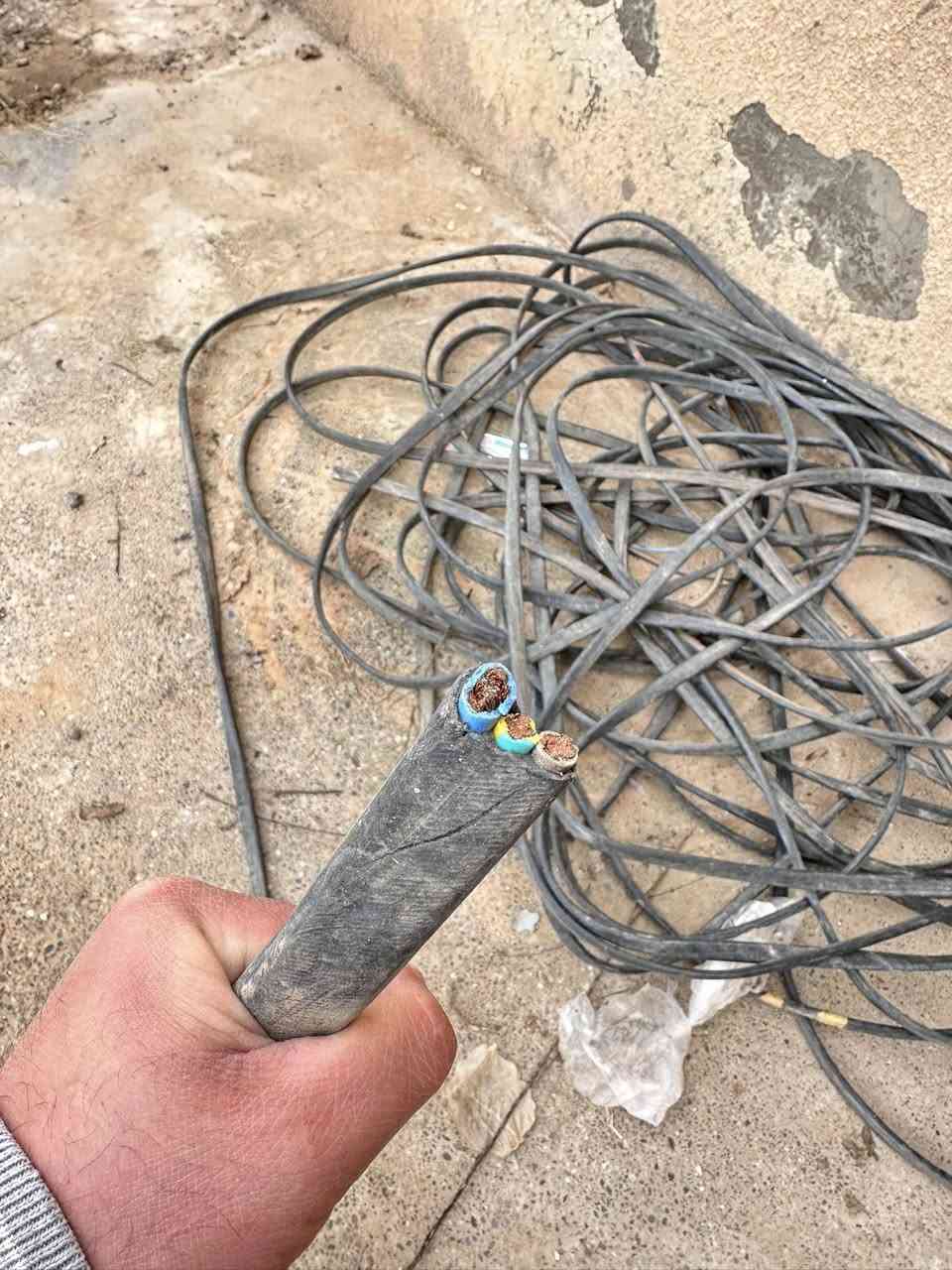 يتوفر كيبل غطاس ابو ال٤٠ إحصان 
قطعتين 
قطعه ٤١ متر + قطعه ١٨ متر 
سعر المتر ٧ الف 
المكان العلم
الاتصال ***********
