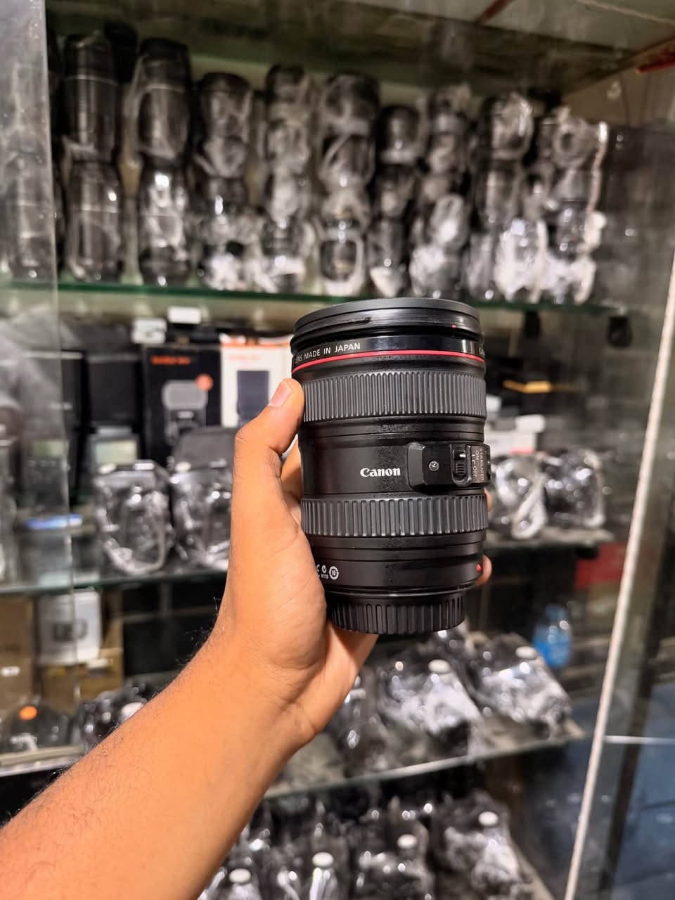 🌟 **عروض مميزة من Zoom Store
علي عدسه  Canon 24-105
📷 **حالة العدسة**: ممتازة (زي ما واضح في الصور).  
✅ تشمل الكابات الأمامية والخلفية،

💰 **السعر**: [12500] جنيه.

📞 للتواصل: 0⃣1⃣1⃣0⃣0⃣5⃣3⃣4⃣8⃣7⃣3⃣ القاهرة, مصر


**إذا كنت صاحب هذا الإعلان وتريد حذفه لأي سبب، رجاءا أرسل رسالة إلى الدعم الفني**