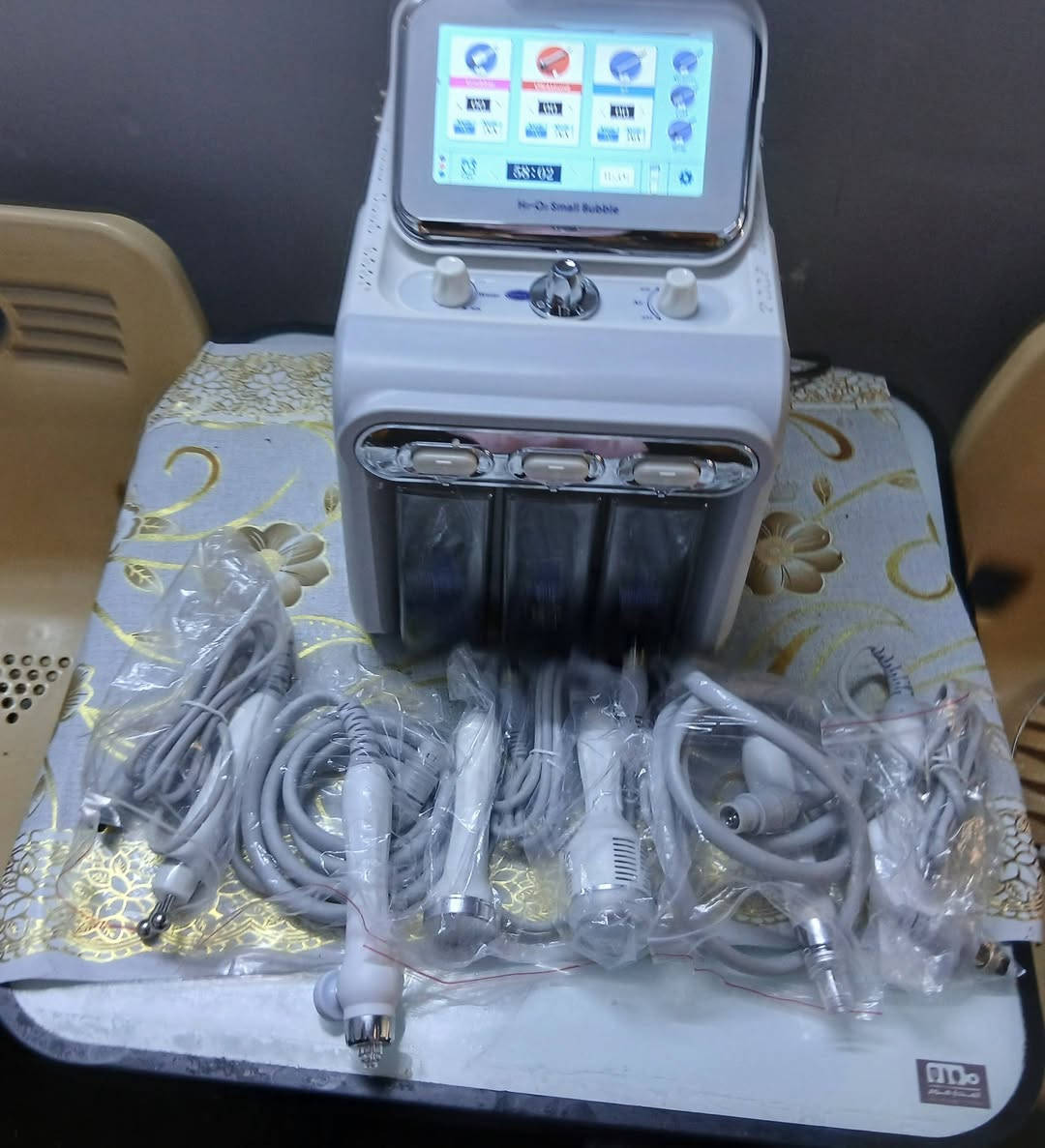 سلام عليكم جهاز تنضيف بشره جديد ونضيف واي ضرر مابي بي شاشه لمس تنضيف المسامات وتقشير البشره وتدليك التجاعيد  السعر ع خاص لاستفسار 
***********
