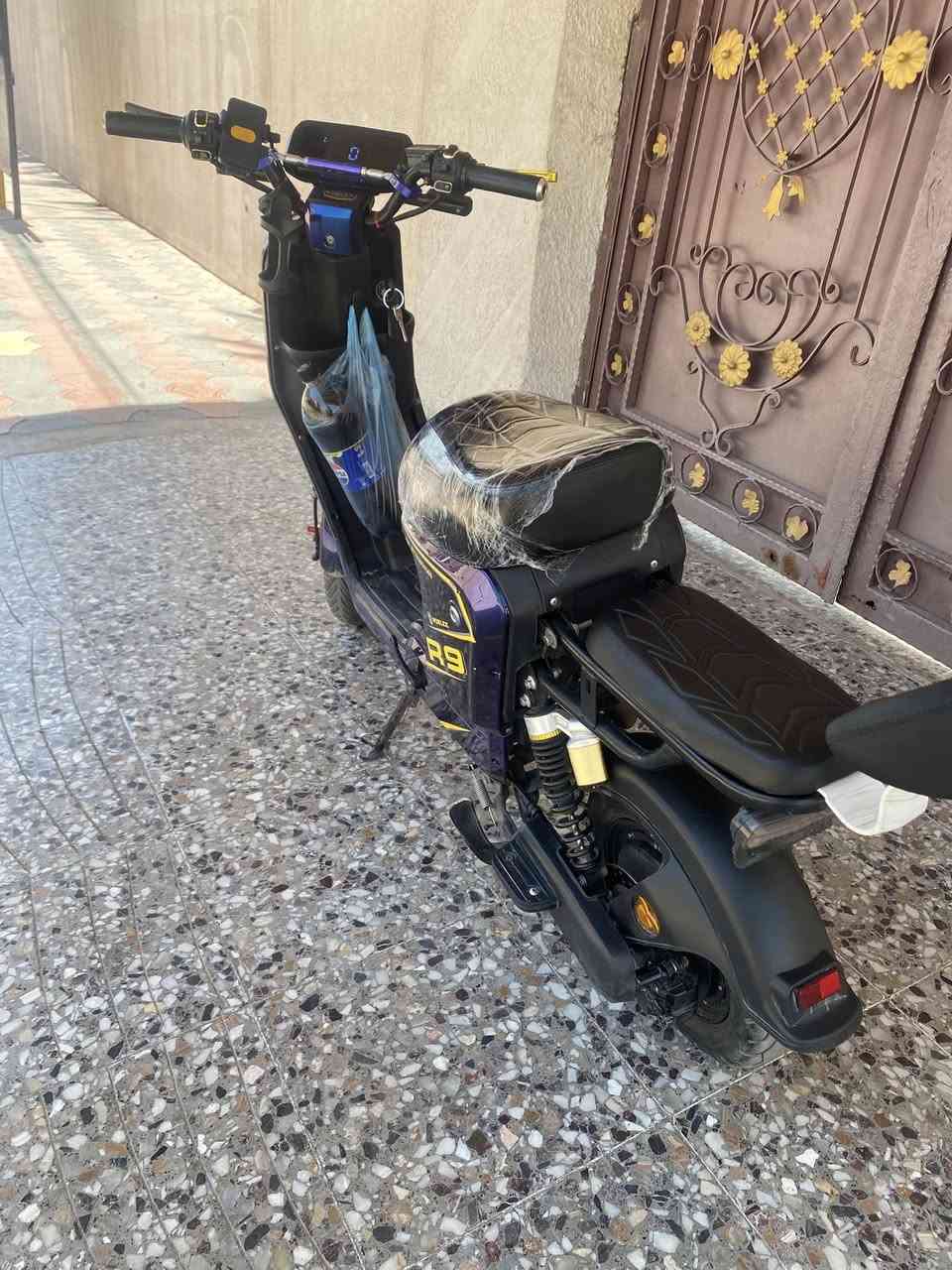 دراجه ار تسعه R9 2026
ملف 1500
خمس بطاريات 🔋32 امبير تمشيك 40كيلو   
دراجه جديد و نظيفه 
ما مستعملها هواي من المدرسه للبيت بس 
بلوتوث MP3 🎵
سرعه 109⚡️
دراجه مرغوبه و متوفره غراضها بكل مكان
شاشه نظام تحديد الاعطال 
ضوء امامي قوي عالي و ناصي. 💡 
اشاير يمين و يسار و دبل اشاره 
تاير خلفي جديد🛞
بريكات هايدروليك دسك بريك 
لون مميز 
مكاني بغداد الدورة 
تواصل ***********
