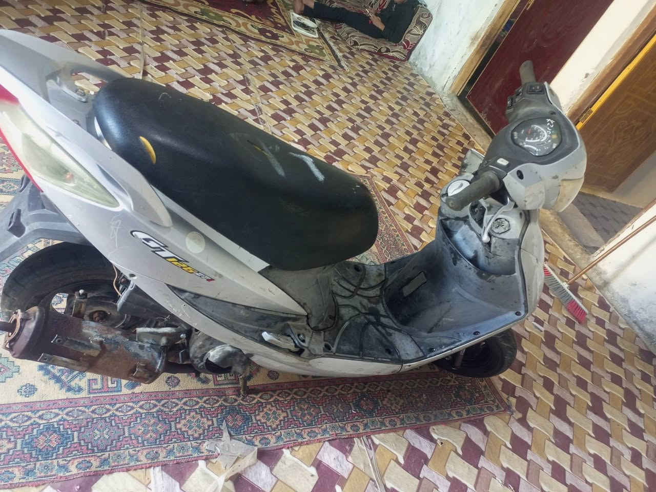 السلام عليكم دراجه البيع دراجه شغاله بس الفيتم ما يصعد بانزين الكابريته كهربائيات كله شغاله سلف
ولهندر فالته سبرنكه مالته من جوه سرعته 140
عنواني القبله
سعر 250 وبيهه مجال

 ***********
