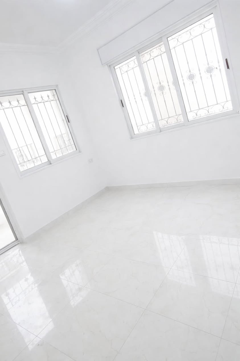 📢 للإيجار.. بيت بناء ثمانينات نضيف بحي البنوك! 🏠
، متوفر حالياً دار للإيجار بموقع ممتاز:
✅ المواصفات:
🔹 4 غرف نوم واستقبال.
🔹 صحيات عدد 2.
🔹 مطبخ .
🔹 كراج وحديقة .
📍 الموقع: حي البنوك -  وقريب من كل الخدمات.

📞 للتواصل والاستفسار: ***********
