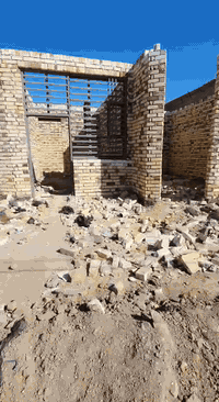 دار للبيع.. المساحه 180 بناء طابوق.. يحتوي.. 2غرف +منور  بين الغرف.+صاله 8×4 +مطبخ حار  وبارد + ستقبال 6.5×4 +صحيات داخليات وخارجيات.. المكان خلف المستشفي مباشرا بشارع رحيم ال كسار... السعر خاص. ‏‪0783 780 5549‬‏
