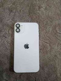 ايفون ١١ عادي لبيع سعر ٢٥٠  بيه مجال 07771921918 مكاني حي جميله