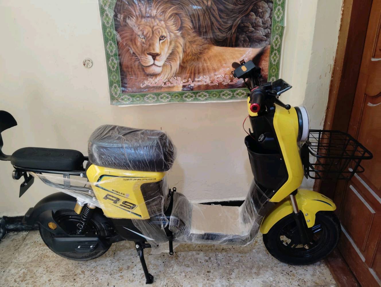 دراجة كهربائية بارزة بلون أصفر وجريء مع طراز R9. مزودة بإضاءة LED أمامية وخلفية لإضاءة الطريق في الليل. تعتبر الدراجة بحالة ممتازة مع البطارية مشحونة بالكامل وجاهزة للاستخدام. مناسبة للتنقل اليومي في المدينة بطريقة سهلة وسريعة واقتصادية.