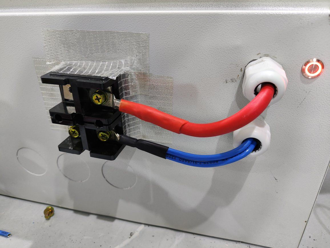 بسم الله وعلى بركة الله..
 تم عمل بطارية 14.8kw للعمل مع الخلايا الشمسية.
بعد ان جرب الاخوة البطارية الاولى بنفس المواصفات لمدة شهر وكان تزودهم ب 5 امبير لمدة ١٤ ساعة (طوال فترة الليل ) ومع ذلك لا ينفذ منها الشحن بل تعود لتشحن من الطاقة الشمسية في النهار..
تم طلب بطارية ثانية وتم تزويدهم بها بنجاح 
ملاحظة: تم وضع BMS 60 A بناءا على الاتفاق مع الزبون لان سحبه منخفض ولمدة ١٤ ساعة وكذلك لانه كان مستعجل وكان المتوفر ٦٠ امبير مناسب لسحب اكثر من ١٠ امبير وبما انه 5 امبير فهذا يجعل العملية ناجحة مع توفير بعض المال للزبون بسبب فرق السعر


**إذا كنت صاحب هذا الإعلان وتريد حذفه لأي سبب، رجاءا أرسل رسالة إلى الدعم الفني**