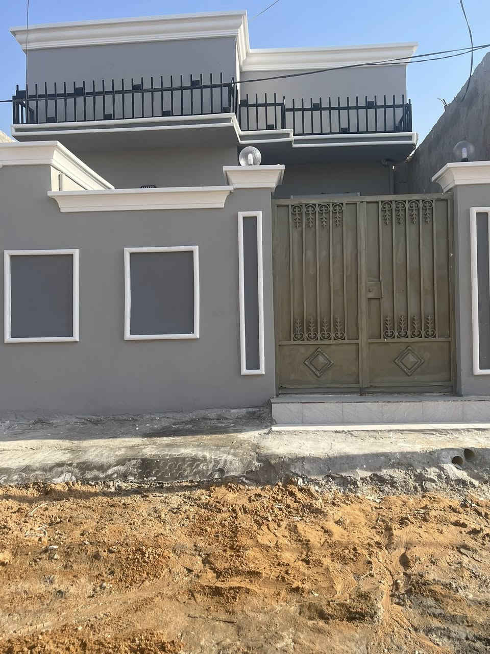 سلام عليكم احبيتي
بيت في حي الحسين ناحية الحيره مساحة 125م طابو صرف
البيت بناء جديد -اساس وسكف كونكريت- بناء بلوك-ارضيه بورسلين-مطبخ وصحيات سيراميك للسكف-ديكورات وسحبات ملكية- ماء كهرباء دفن نظام حديث مؤثث ماء كهرباء 
السعر 65 مليون 
الاستفسار اكثر ***********
