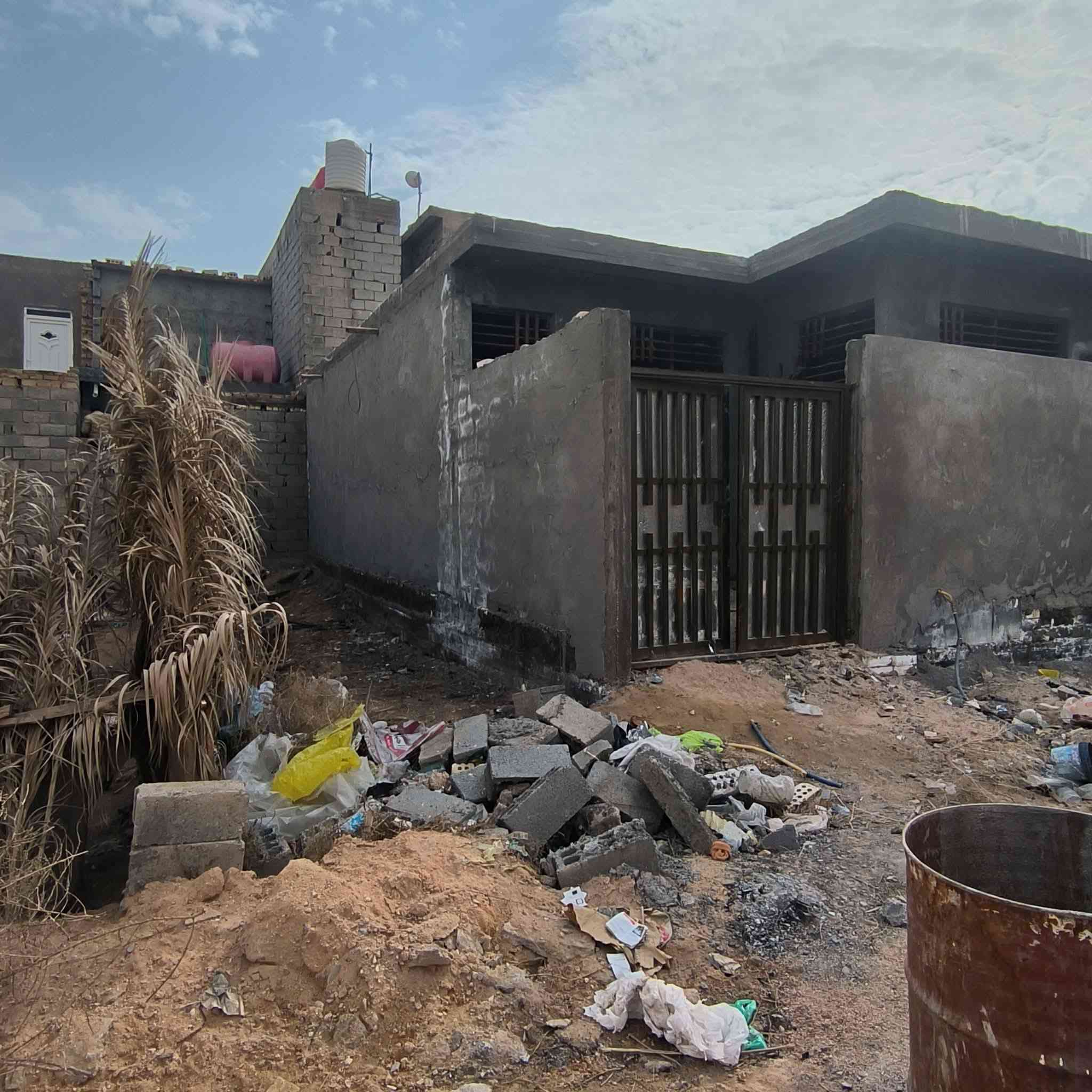 السلام عليكم بيت بعده ما كامل
100م تدخل البوري الاسود البزل الاول تمشي بل بزل مسافه يلاكيك شارع  على ايدك اليمنه فقط هذا الشارع على البزل كله
أبو بستان مسوي
سند25 طابق واحد كهرباء مكمل ماي ومجاري  
وكدام عينكم وبعد يرادله ارضيه والبخ 
المطبخ مكمل لبخ  ويرادله والبيت بعد يرادله ترتيب مو هواي 
بي غرفه وصاله واستقبال ومطبخ وصحيات داخليه
وصحيات خارجيه

السعر47 وبي مجال 

الاستفار والاتصال 
***********
مكلف بالنشر
