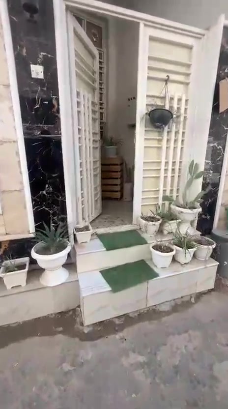 بيت للبيع مساحة ٦٤متر الموقع حي العباس الفرع الثالث البزل المدفون قرب مولدة صدام تفاصيل كلها بالفيديو غرفتين نوم استقبال مفتوح ع صاله بناء حديث