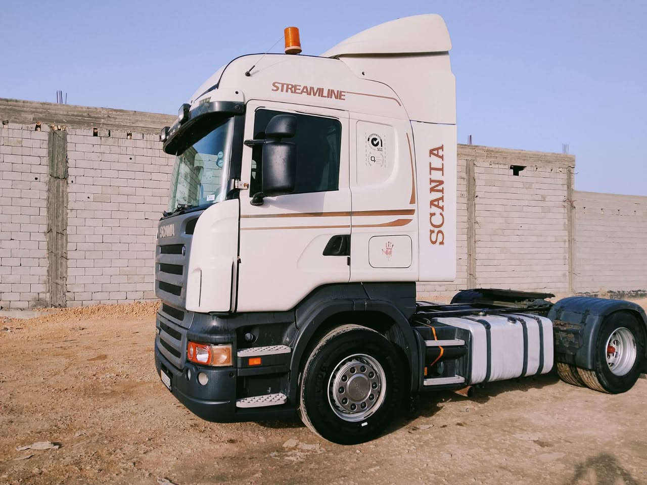 السلام عليكم سكانيا للبيع موديل 2006انجكتر خطين بلادي  كير عادي 900رتايدر وتبريد شاصي الراس والعربانه مكفولات محرك لابخار ولا تنقيص قماره بلاديه بدون صبغ سياره جانت بلشغل مامتروكه تايراتهه نضيفه رقم انكليزي سنويه لنهايت ال27 متعهد غرامه ضريبه بصمه سعر 285وبيهه مجال قليل ملاحظه جتف العربانه يريد ترتيب فقط اخي العزيز المشتري كاتبلك كل التفاصيل  دناكير العربانه بي بي مربع بنز وركه فوك الدنكير مكان السياره بابل جبله رفم الهاتف ***********
