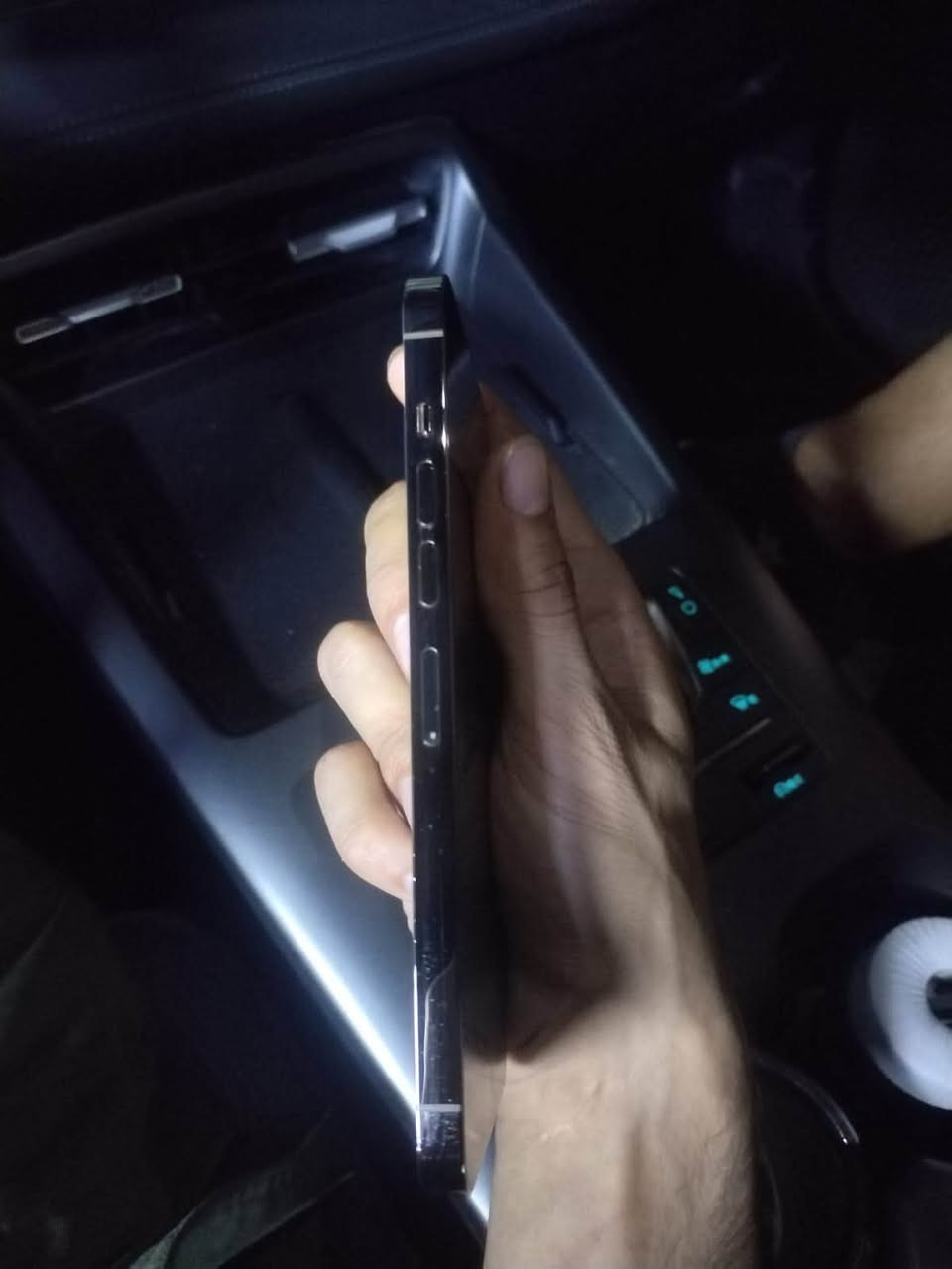 السلام عليكم
ايفون 13pro max
لون ذهبي 
بي شخوط بصية بالشاشة 
موضح بالصورة 
ماكو اي تأثير ​​​​؏​​​ للمس
مبدل بطارية فقط مستخدمة 
يعني فاتحة من 13 وشادها المبايلي
ذاكرة ( 512 )
بطارية ( 76 ) 

السعر 650
للستفسار اكثر ***********
مكاني بغداد مدينة الصدر
