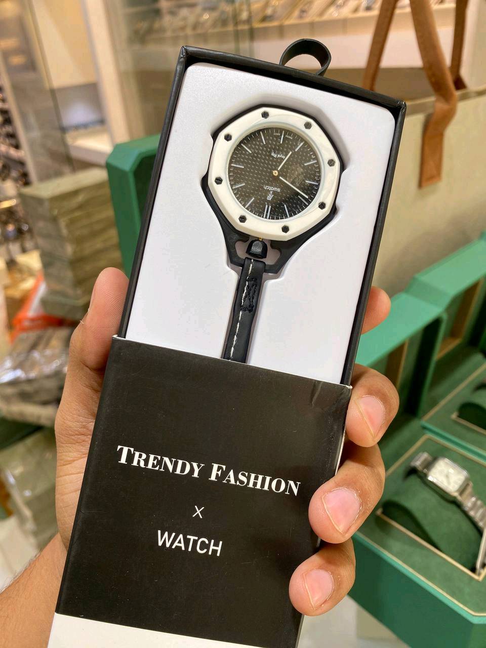 وصول موديلات AP-Swatch 
Royal Pop ✨⌚
تصاميم عصرية وألوان جذابة تناسب جميع الأذواق.🟠😍✅
✅ مكينة كوارتز دقيقة. 💎✅ 
سير سيليكون مرن ومريح. 👍✅
 خفيفة الوزن ومناسبة للاستخدام اليومي.😍✅
 يمكن ارتداؤها أو استخدامها كإكسسوار للحقيبة أو الميدالية. 👜🎒✅
منين موقعك بالعراق بالضبط حتى أضيفه بالاعلان، واذا عندك توصيل لأي محافظة شكد سعره؟: 
بغداد توصيل جميع المحافظات 5 
الساعة بيها صندوقها الأصلي وكل الملحقات لو بس الساعة والسير؟: 
نعم 
الألوان المتوفرة حالياً شنو، وهل أكو أكثر من قطعة من نفس اللون لو الكمية محدودة؟: 
اخضر وابيض واسود وازرق و وردي
