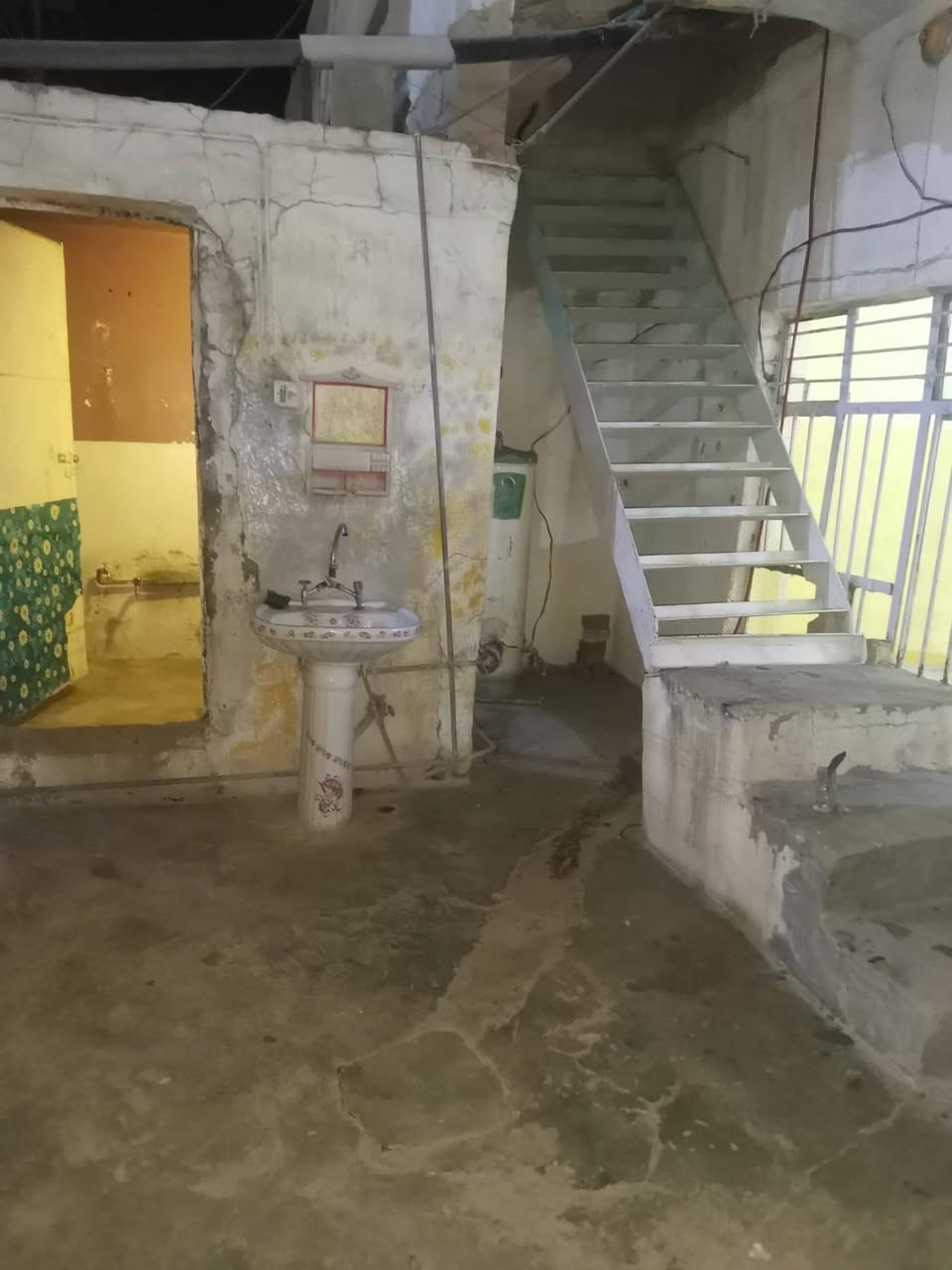 مشتمل للايجار
المساحة 100 متر
شارع الامير مقابل مطعم دبي 
للاستفسار ***********
