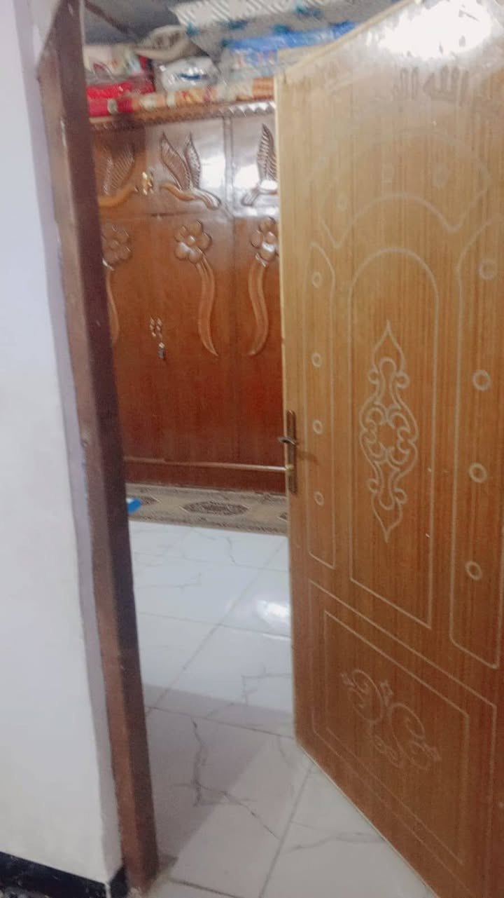 دار للبيع براكيه شارع المعمل المساحه 100 متر غرفه وصاله ومطبخ وحمام والبراني بس صاعده والشارع تبليط السعر: بـ 16 وبي مجال للاستفسار الاتصال على الرقم التالي ***********
وتوجد عرصه للبيع وسعرهه بـ4 ونص قرب الدار مساحتها 100 متر
