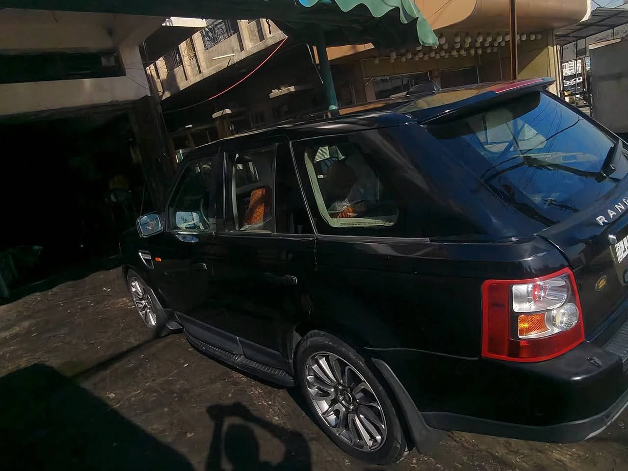 السلام عليكم رانج موديل 2006 رقم بغداد بسمي سياره بلاديه لا صبغ ولا ضربه مكفوله  مكينه بيه فيفتي 3000مال بطه سعر 85 بيه مجال بسيط اي ستفسار اتصل ***********
