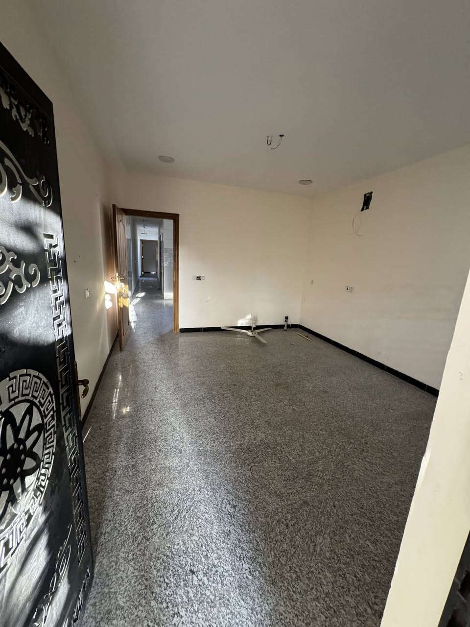 شقة للايجار في منطقة البياع شارع 12بيها غرفتين نوم واستقبل وهول داخلي  مع المطبخ وصحيات مساحة 120 
مكان الشقة قريبه من الشارع العام ثاني بيت من تدخل الشارع من جهة المعارض
طابق الارضي  سعرها 650 الف
طابق الاول  سعرها 550 الف
طابق الثاني 500 الف 
***********
السكن للعوائل فقط بدون احراج
