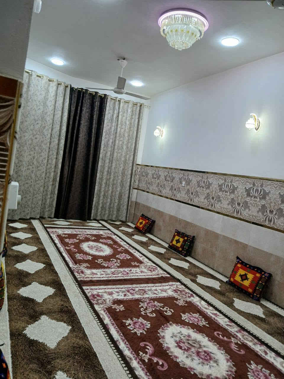 سلام عليكم 
البيت البيع بل دوانم ورة سجى قرب المصتوصف بل فرع لي بعد شارع ابو الحرار مقبيل بيت سيد نور 
البيت يحتوي  على توليت خارجي  ستقبال كبيرة غرفة نوم  هول مطبخ حار بارد حمام  بل طابق الرظي 
الطابق الاول يحتوي علة 
3 غرف نوم كبيرات+ غرفة صغيرة  حمام  بيتونة كبيرة صطح شتايكر  فول عازل فوم 
شغل درجة اولى فول رفت السقوف رباط سقف  خدمات كاملة ماء مجاري كهرباء 
مساحة 125. الاستفسار 
عل رقم بي واتساب 
***********
