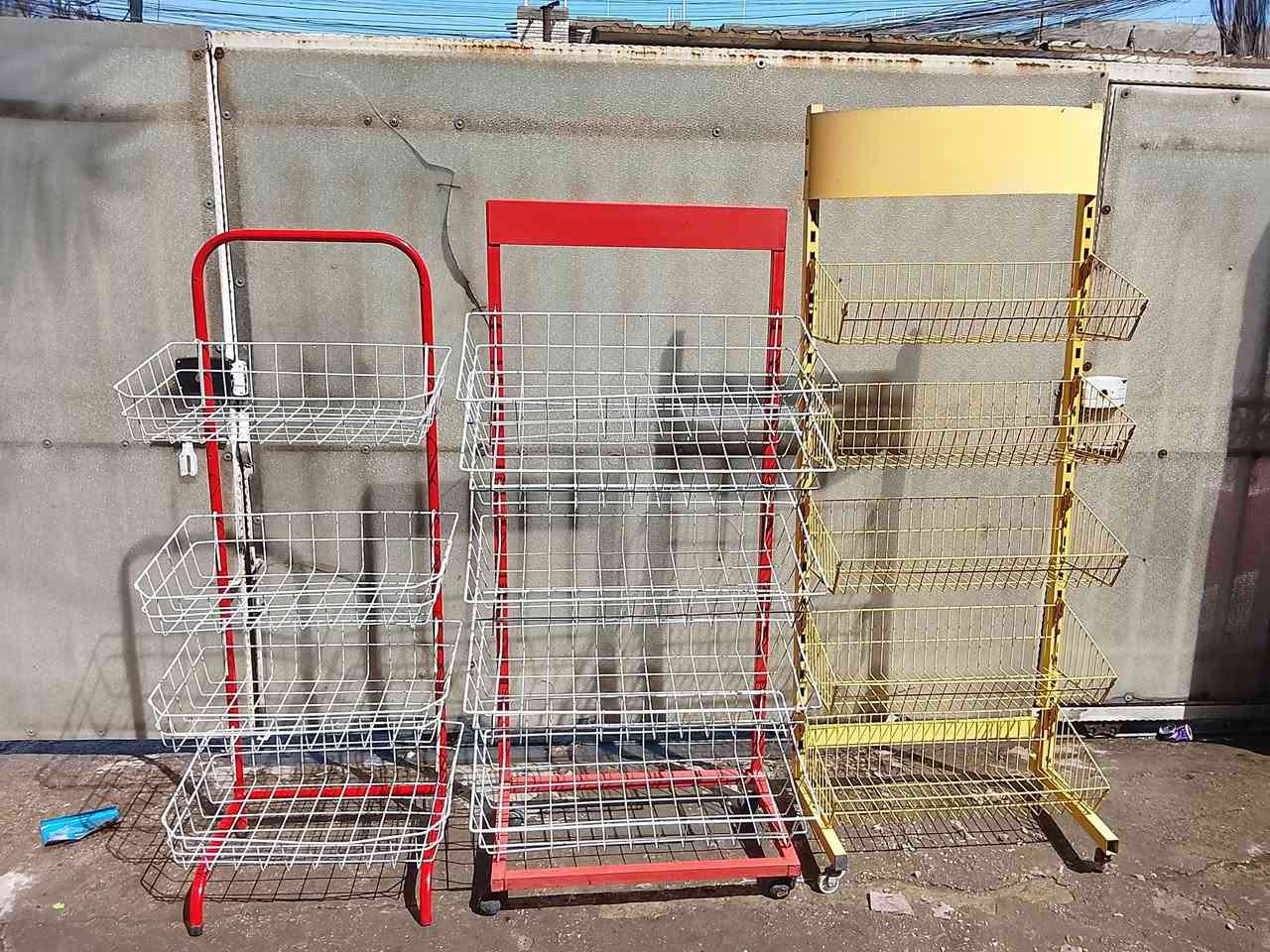 السلام عليكم 
عارضات عمودية بلاديات كلهن نظيف كل وحدة سعرها على الصورة
ثلاث سلات جبس الوحدة 250
مكان بغداد 
***********
