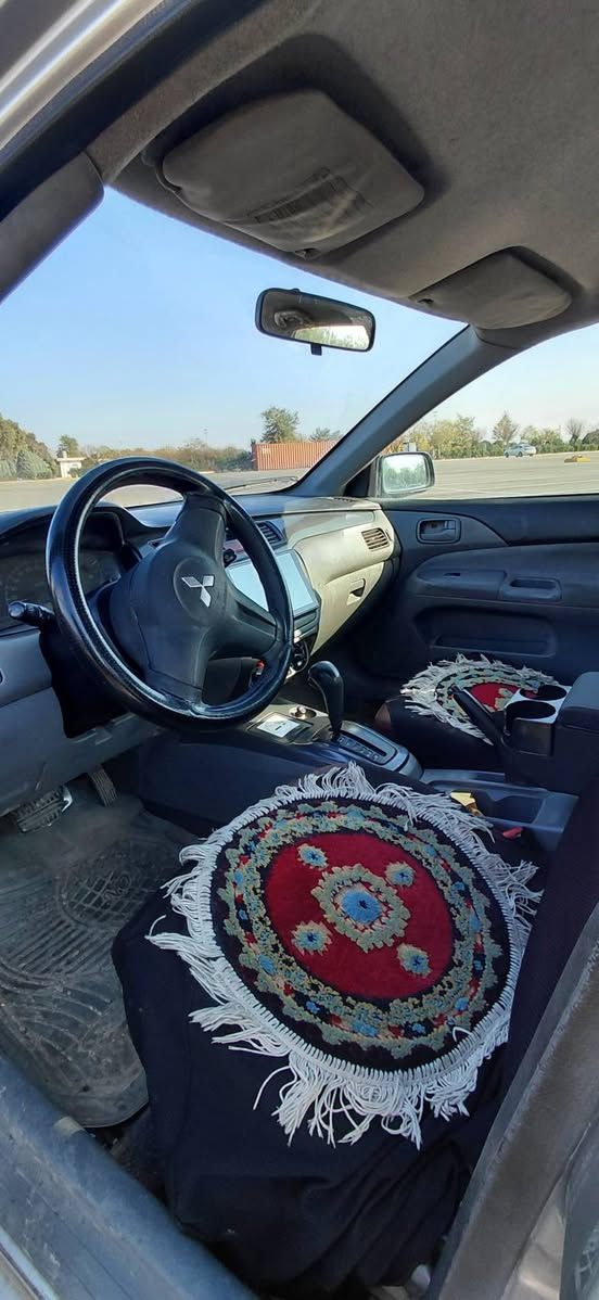 لانسەر مۆدێل 2007 ڕەنگی سلڤەر 3پارچەی هەیە  گێری تۆماتیکی شاشە ئایپات  سوکان پاوەر مەکینە بچوک مەکینەی سەرفی هەیە سبوغی کەمیک کاڵ بونەوەی هەیە   سحری 70 وەرەقە و مەجالێکی برایانە ***********ژ.م أربيل, العراق
