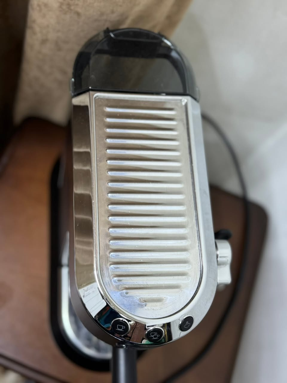 للبيع ماكينة إسبريسو ديلونجي ديديكا غنية عن التعريف (De'Longhi Dedica EC685)
للبيع ديلونجي ديديكا (685)، وحدة من أشهر وأقوى المكائن المنزلية اللي تسوي إسبريسو كريمي ومرتب، وبيهة تبخير حليب ممتاز للي يحبون اللاتي والكابتشينو. الماكينة نزاكة وحجمهة صغير ومتأخذ مكان بالمطبخ أو الكوفي كورنر.

🛠 أهم مواصفات الماكينة:
• ضغط المضخة: 15 بار (15 Bar) حتى تطلعلك أقوى طعم وقوام للإسبريسو. 

• نظام التسخين: ثيرموبلوك (Thermoblock) تحمى بسرعة وبتعبر بـ 40 ثانية تكون جاهزة للشغل.

• التصميم والحجم: حيل ناعمة ورشيقة (عرضهة 15 سنتيمتر بس)، والجسم مالتها ستيل قوي ضد الزنجار. 

• عصا التبخير (Steam Wand): بيهة خوش تبخير تسويلك رغوة ثخينة للكابتشينو أو حليب حار وسلس للاتي.
• تانكي الماي: يشيل 1.1 لتر، وينفصل بسهولة حتى تترسه وتنظفه.

• صينية التقطير: المجرى الجوة ينشال حتى تكدر تخلي كوب جبير أو مج طويل براحتك.

• الكهرباء والطاقة: 1300 واط، وبيهة ميزة الإطفاء الذاتي حتى توفر كهرباء

توصيل موجود


**إذا كنت صاحب هذا الإعلان وتريد حذفه لأي سبب، رجاءا أرسل رسالة إلى الدعم الفني**