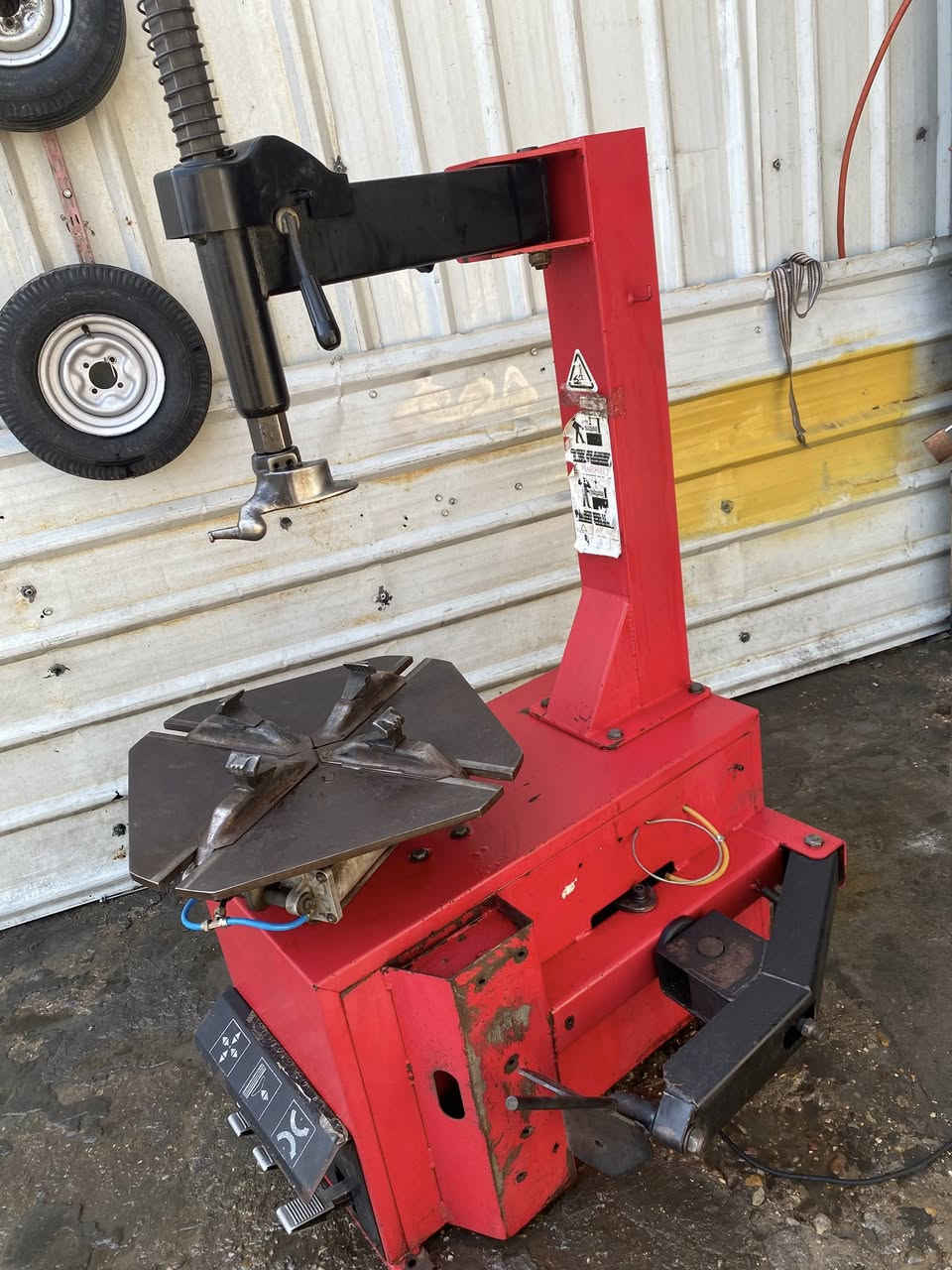 سلام عليكم شباب غراض بنجر للبيع خالعه حجم. 22 شغاله. عل فحص. وكمبريسر شغال اصلي ايطالي ويا بطل اصغر منه وشلاخه تايراتً ***********
