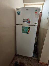 ثلاجة للبيع حجم كبير فول نظافة شغال ابشرط ومارايح للمصلح كلها على البل...