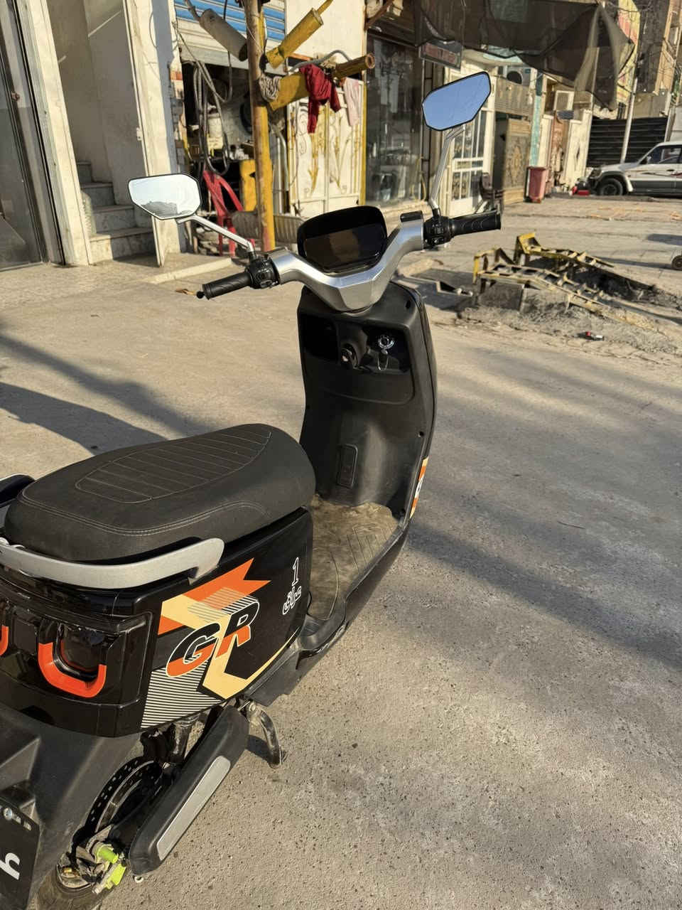 سلام عليكم للبيع دراجة  ام عيون شحن سرعته 100 حقيقي دراجه بيهه فقط هاي الشخوط الي موظحه بطارياتهه 6 وياهه شاحنه وترجع ع البك ليورة وبيه ديجل داخلي ب الكفر وصندوكهه جبير أخذته ب 950 قبل شهرين وهسه رايدهه ب 750 وبيه مجال مكاني بغداد مدينة الصدر رقمي ***********
