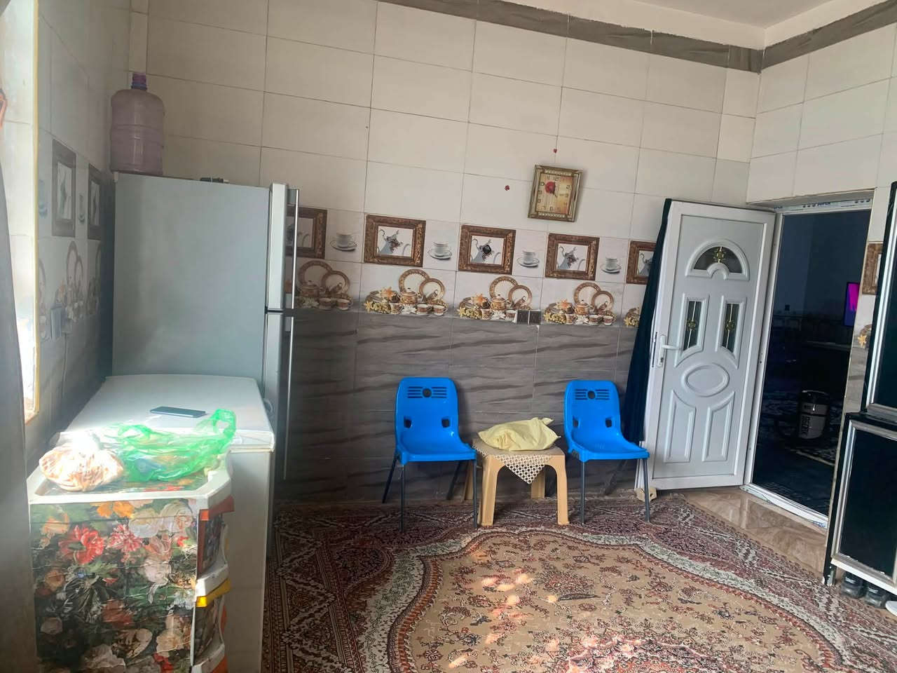 🏡 للبيع دار سكنية مميزة – كربلاء / الحر الصغير

فرصة مميزة لامتلاك دار جاهزة للسكن في موقع شعبي ومتكامل الخدمات، قريب جدًا من جامع المهدي.

📍 الموقع: كربلاء – الحر الصغير (ركن)

📐 المساحة: 240 م²
📏 الواجهة: 10 م
📏 النزلة: 20 م

🏠 مواصفات الدار:
✅ طابق واحد.
✅ غرفتا نوم.
✅ إحدى غرف النوم تحتوي على سويت (حمام خاص).
✅ صالة كبيرة.
✅ استقبال واسع.
✅ حمامان داخليان.
✅ حمام خارجي في الطرمة.
✅ مطبخ.
✅ حديقة أمامية.
✅ بناء حديث بعمر 4 سنوات فقط.

🌟 مميزات الموقع:
✔️ دار ركن يمنح خصوصية ومساحة أفضل.
✔️ منطقة شعبية راقية ومكتملة الخدمات.
✔️ قريبة من المدارس، الأسواق، والجوامع وجميع الاحتياجات اليومية.
✔️ المنطقة مخدومة بشبكة المجاري والكيبل الضوئي (الألياف الضوئية للإنترنت).
✔️ جاهزة للسكن مباشرة، ولا تحتاج إلى أعمال ترميم.

📞 للاستفسار والمعاينة:
📱 ***********
📱 ***********

✨ دار يجمع بين الموقع المميز، وحداثة البناء، والتصميم العملي. المعاينة خير برهان، والبيع للمشتري الجاد.
